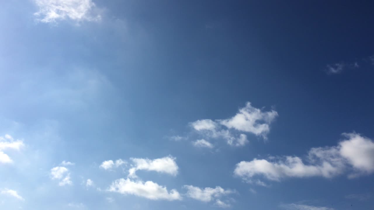 푸른 하늘을 배경으로 아름다운 구름. 구름을 가진 하늘. 날씨 자연 구름 파란. 구름과 태양과 함께 파란 하늘.