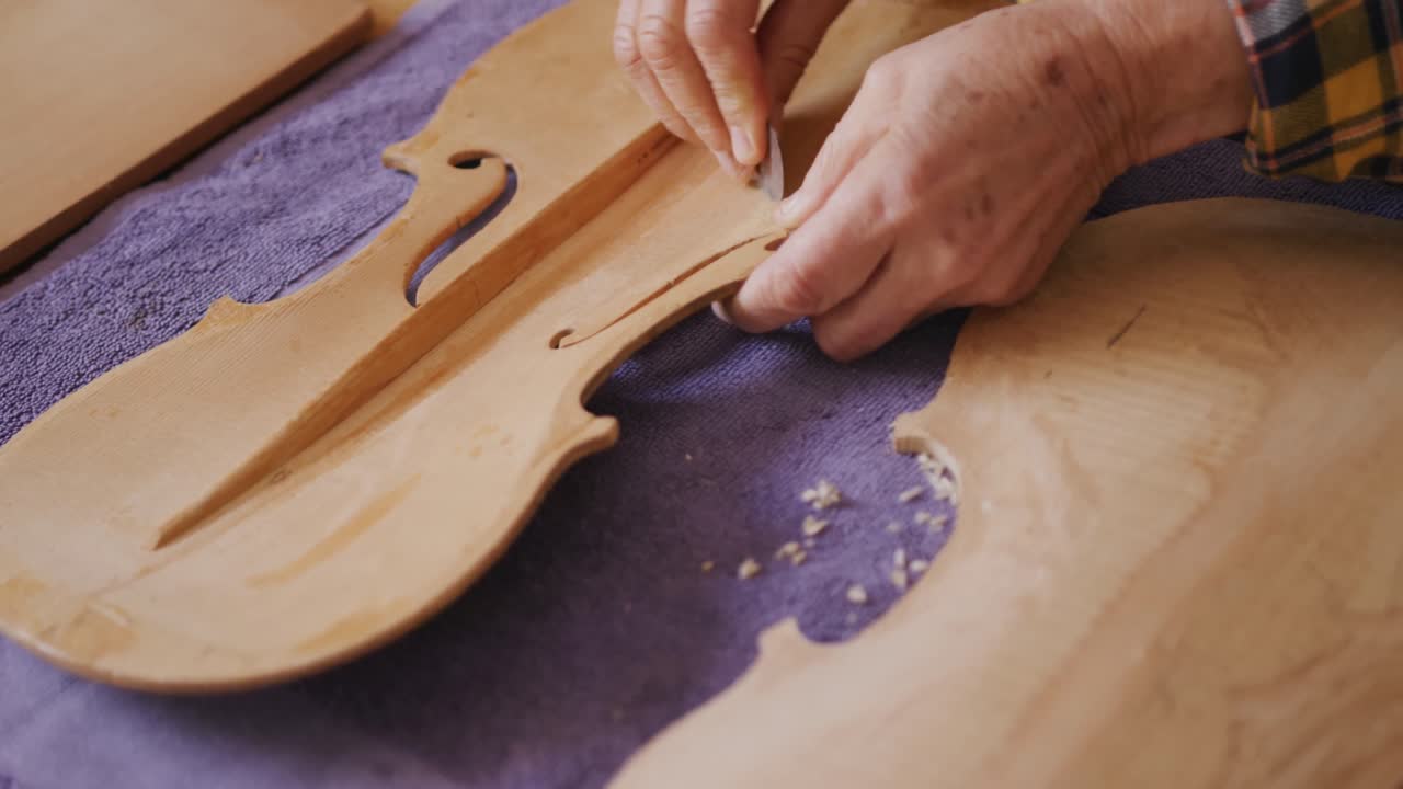 luthier femenina en el trabajo en su taller