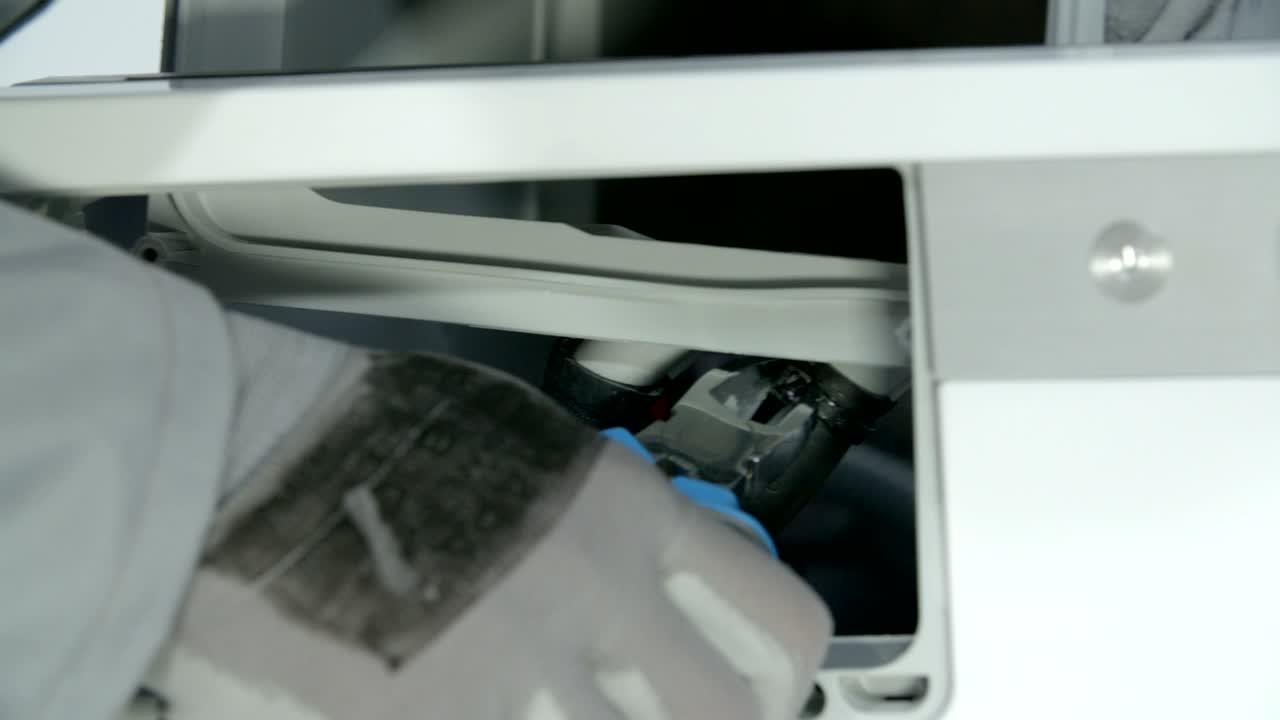 호스 (hose) 를 접착제 (joint pliers) 로 꺼내는 것