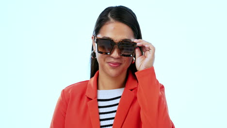 cara, sonrisa y mujer guiño en gafas de sol