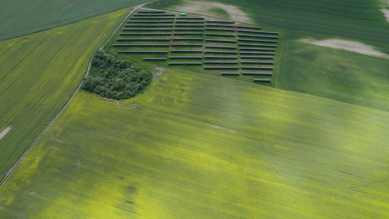 acercamiento aéreo a la planta de energía solar fotovoltaica con sombras de nubes en el campo