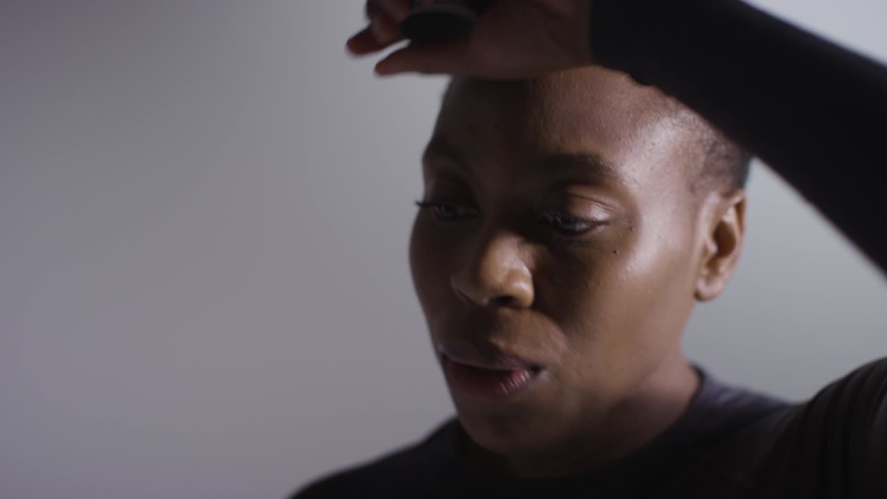 운동 후 물 을 마시는 체육 의류 를 입은 여자 의 클로즈업 스튜디오  ⁇  3