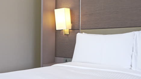 cacerola lenta justo en la cama hecha con almohadas de color blanco en un hotel resort con regazo nocturno encendido en tailandia
