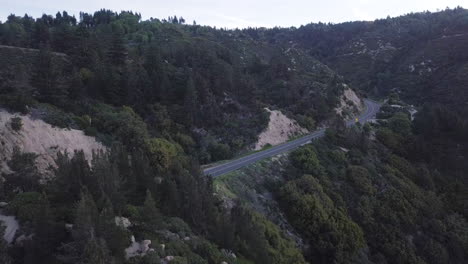 Carretera-Escénica-A-Través-De-Las-Montañas-De-California-Al-Atardecer,-Vista-Aérea