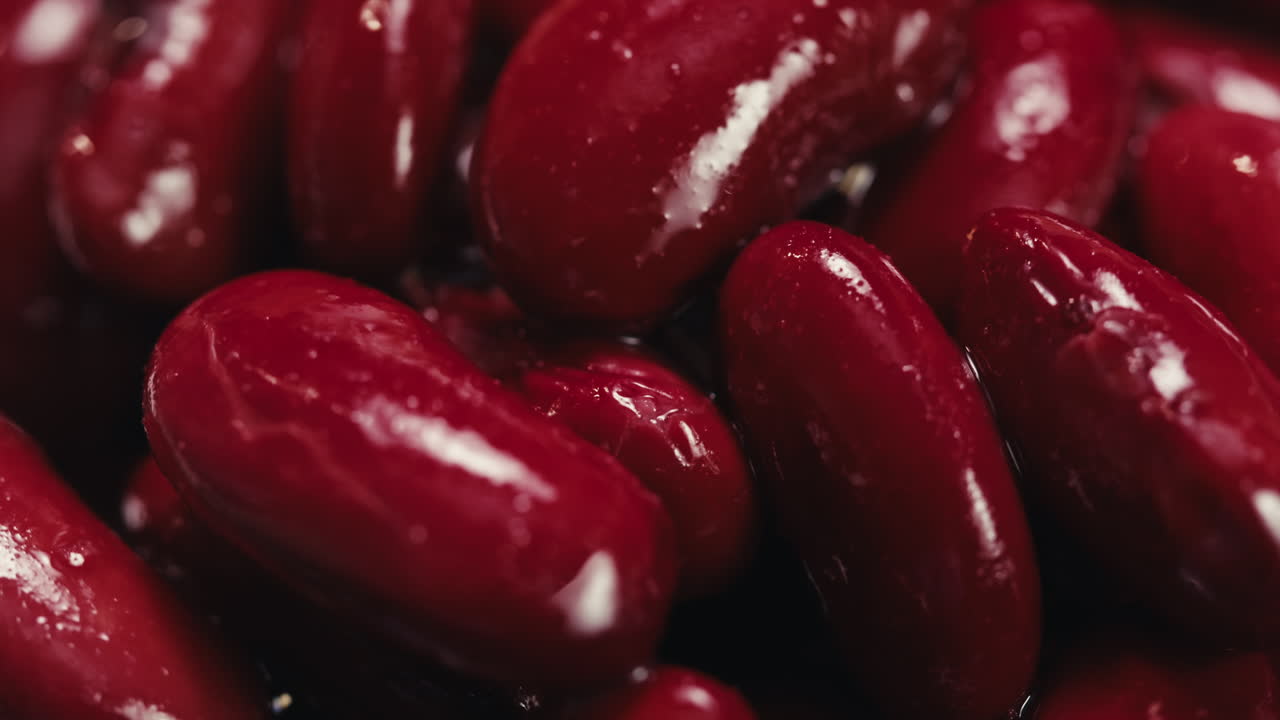 Fagioli rossi in scatola, fagioli conservati su sfondo rotante, primo piano, vista laterale. Fagioli biologici al vapore. Fagioli in salamoia per un piatto messicano