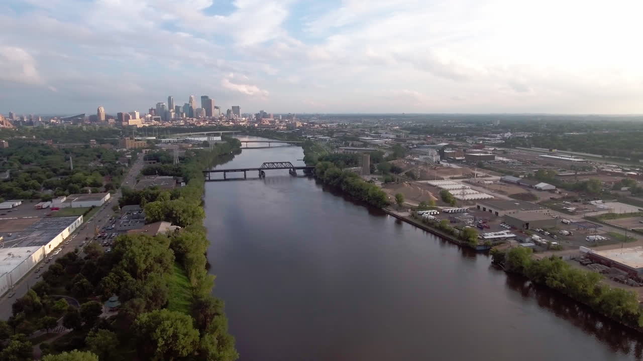 Fiume Mississippi con lo skyline di Minneapolis