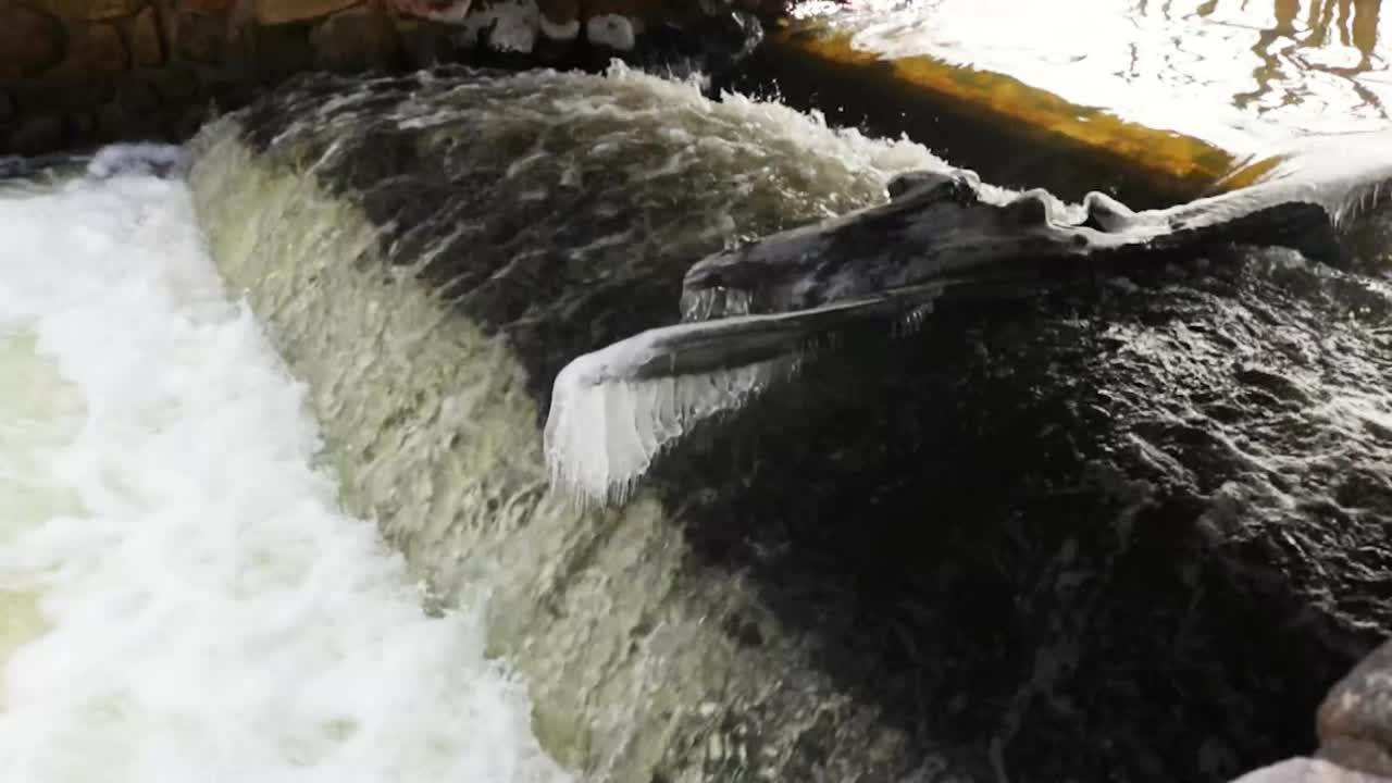 Piccola cascata in inverno con ghiaccio 60FPS