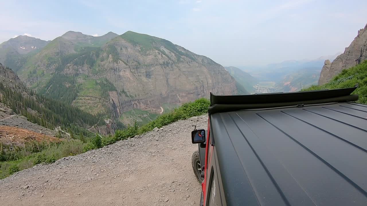 punto de vista desde la azotea del vehículo 4wd dando vueltas en una curva cerrada en el sendero del oso negro cerca de la parte superior de las cataratas ingrim encima de teluride colorado