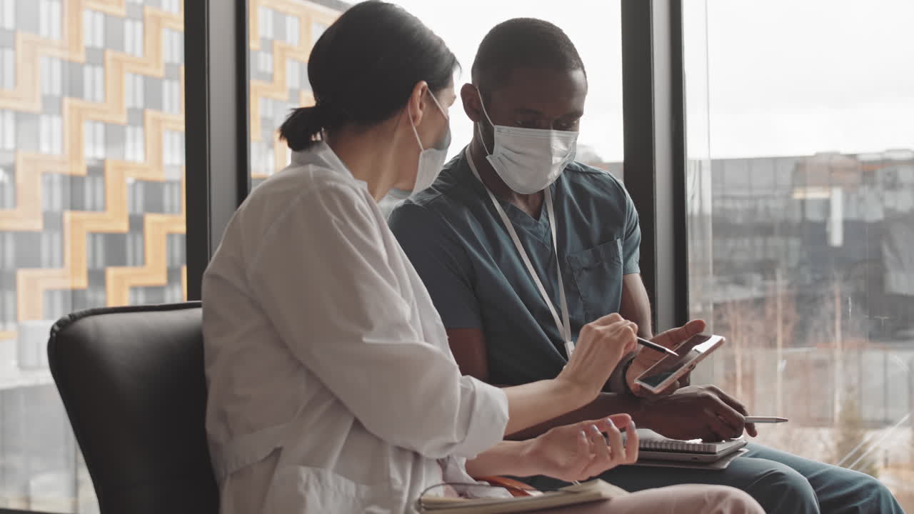 Personale medico che collabora con smartphone durante la pandemia