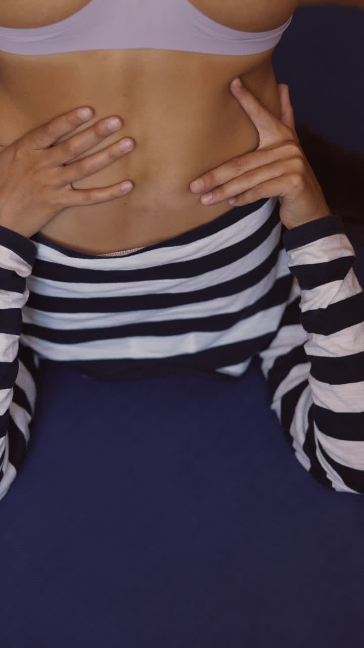 mujer practicando la postura de yoga