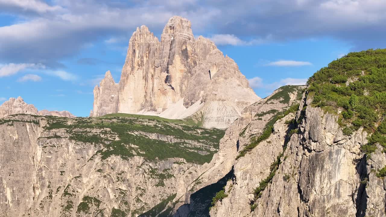 Le imponenti cime delle Dolomiti si ergono sotto un cielo azzurro e limpido sotto il sole estivo.