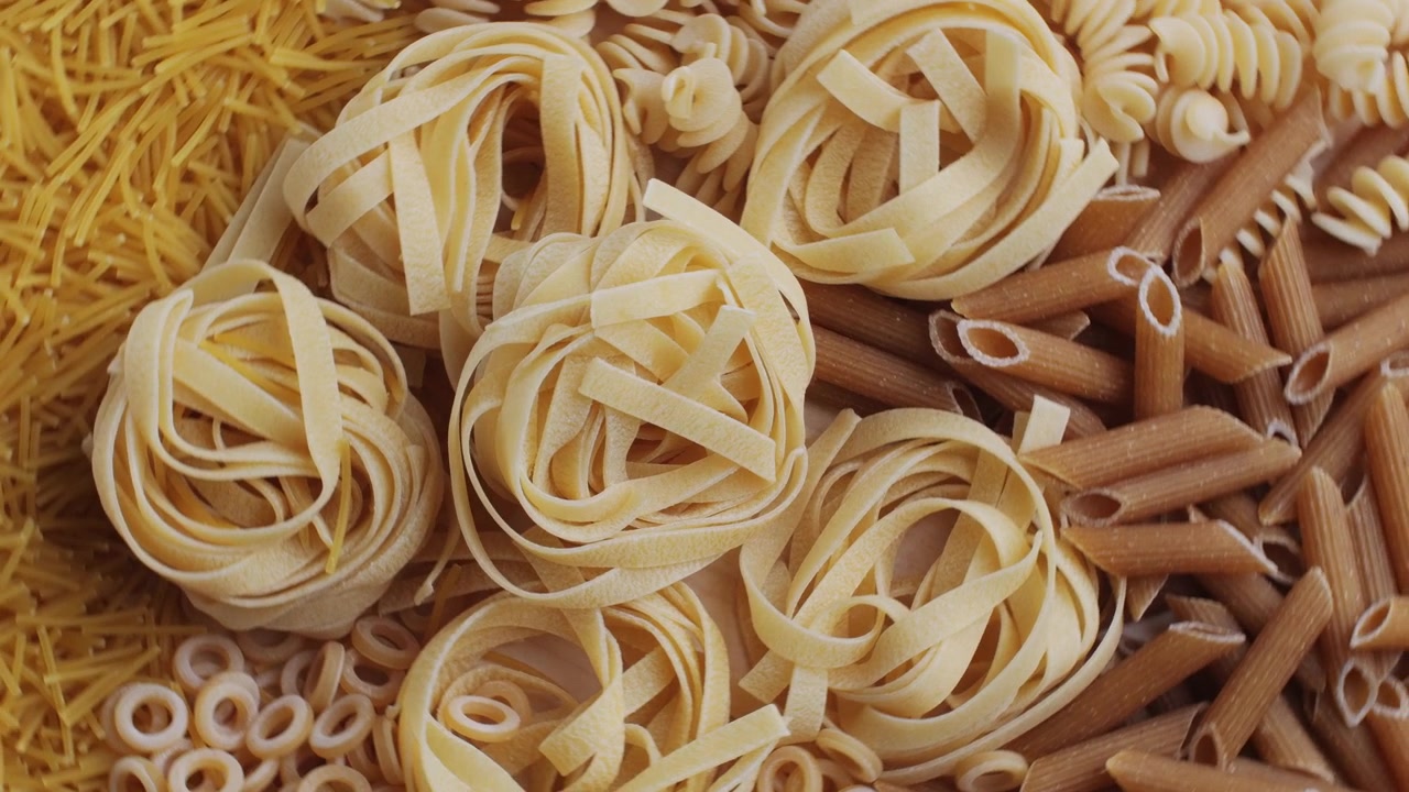 Primo piano di vari tipi di pasta secca cruda disposti