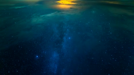 el flujo de nubes en el fondo del cielo estrellado. noche noche tiempo