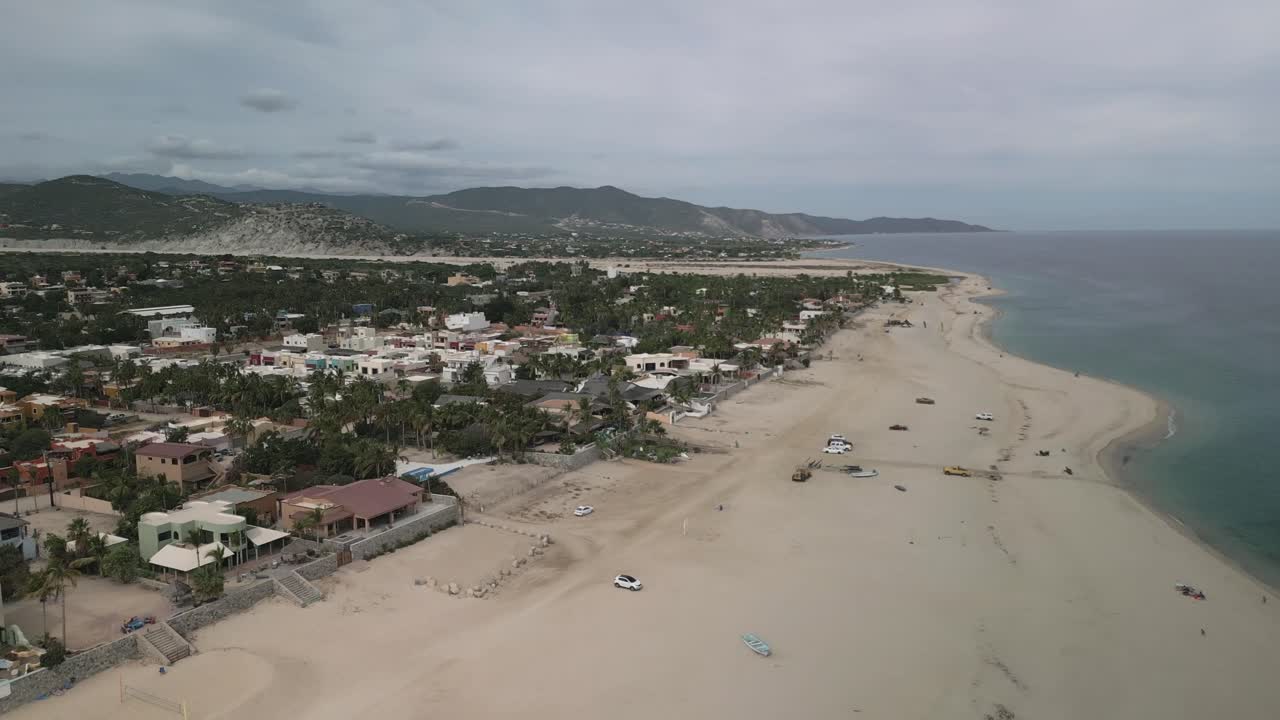 aerial de la ciudad de los barriles en el municipio de la paz, baja california sur, méxico desierto y playa