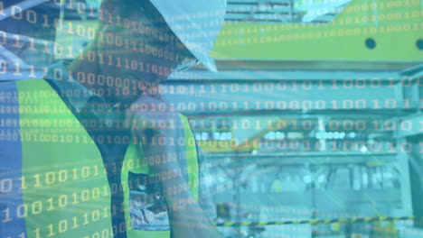 procesamiento de datos de codificación binaria contra un ingeniero caucásico que usa una tableta digital en una fábrica