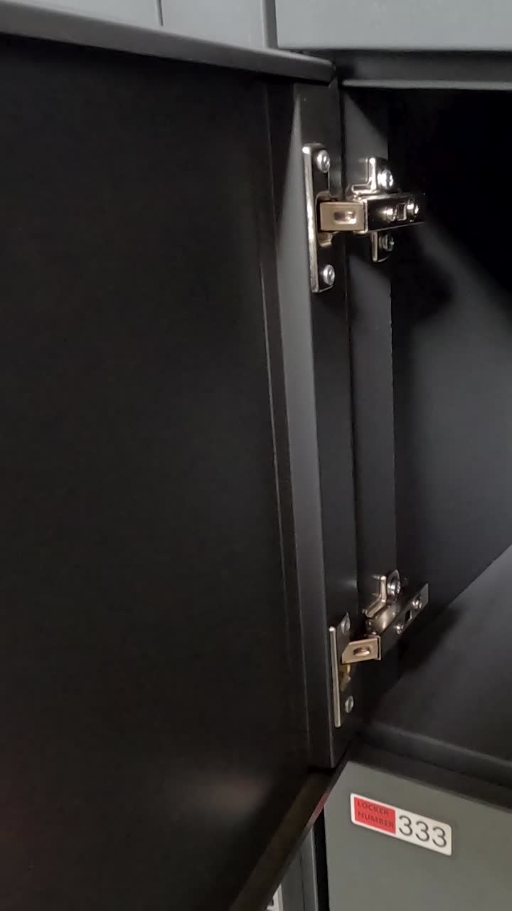 persona interactúa con los casilleros digitales