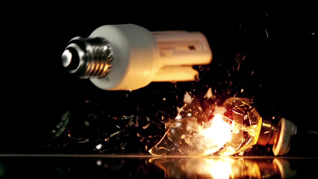 bombillas rompiendo en un fondo negro