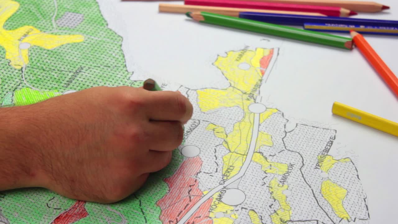 planejador urbano estudante pintando plano da cidade