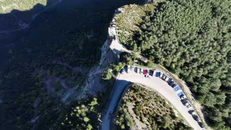vista aérea sobrevolando cataluña woodland mountain scenic plataforma de observación en lo alto del borde del acantilado
