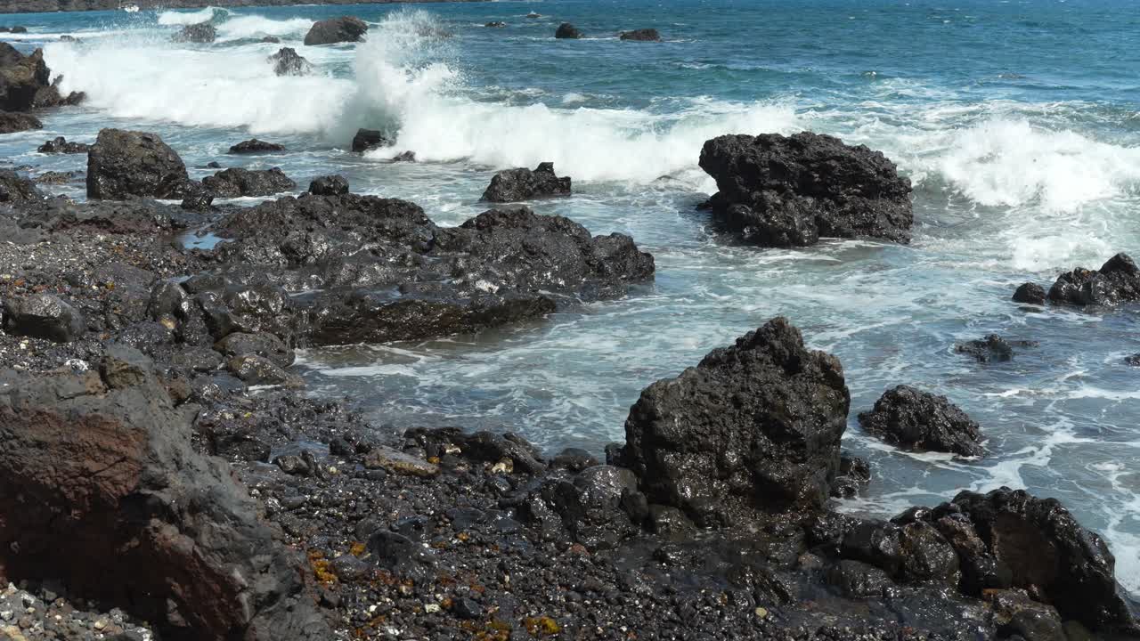 hermosa playa rocosa en las galletas en tenerife, españa