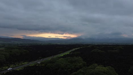 세보루코 화산의 이야기는 검은 마그마 도로를 얼어붙은 바위로 고 있습니다.