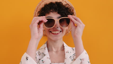 mujer con sombrero de paja y gafas de sol