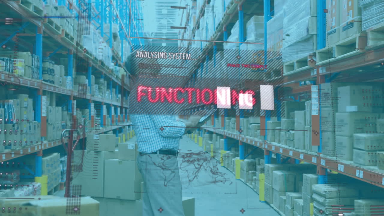 обработка данных против против старшего мужского руководителя с помощью цифрового планшета на складе