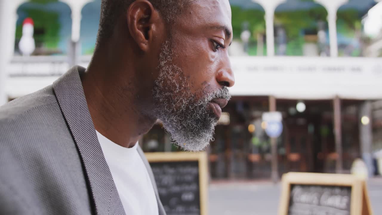 Uomo afroamericano che mangia in un caffè