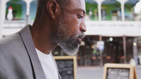 hombre afroamericano comiendo en un café