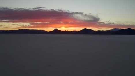 épica y pintoresca puesta de sol de fuego en las salinas de bonneville plataforma rodante aérea
