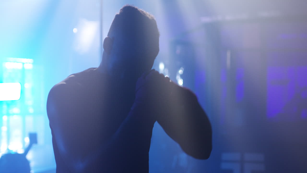 가장 강한 사람들은 혼자 싸우는 법을 알고 있습니다.