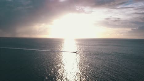 puesta de sol de santa lucia con una lancha rápida pasando