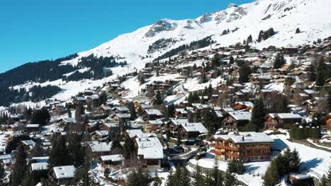 Excelente-Vista-Aérea-De-La-Invernal-Ciudad-Montañosa-De-Verbier,-Suiza