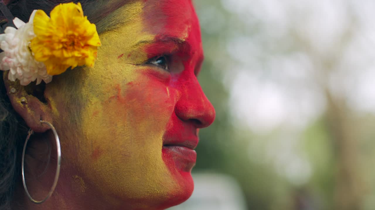 mujeres indias de primer plano de la cara manchada con colores brillantes de holi