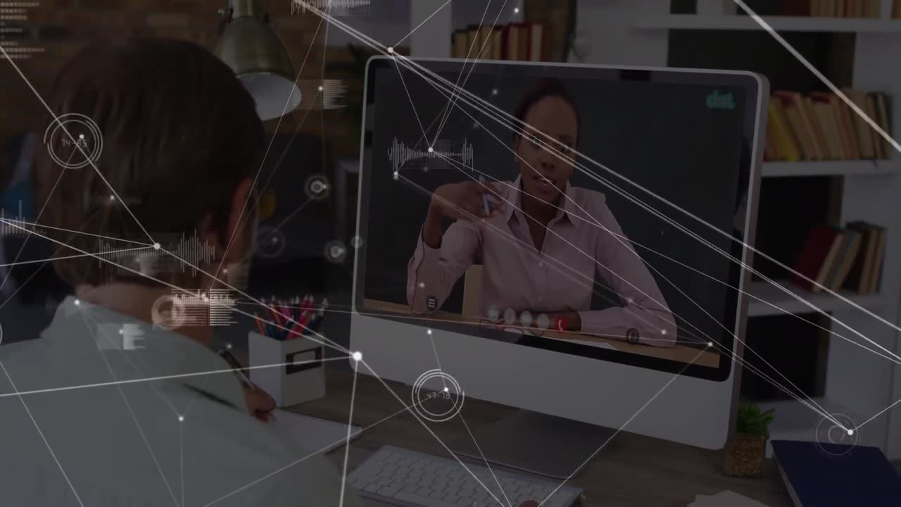 animación de conexiones sobre hombre caucásico haciendo una videollamada en computadora portátil