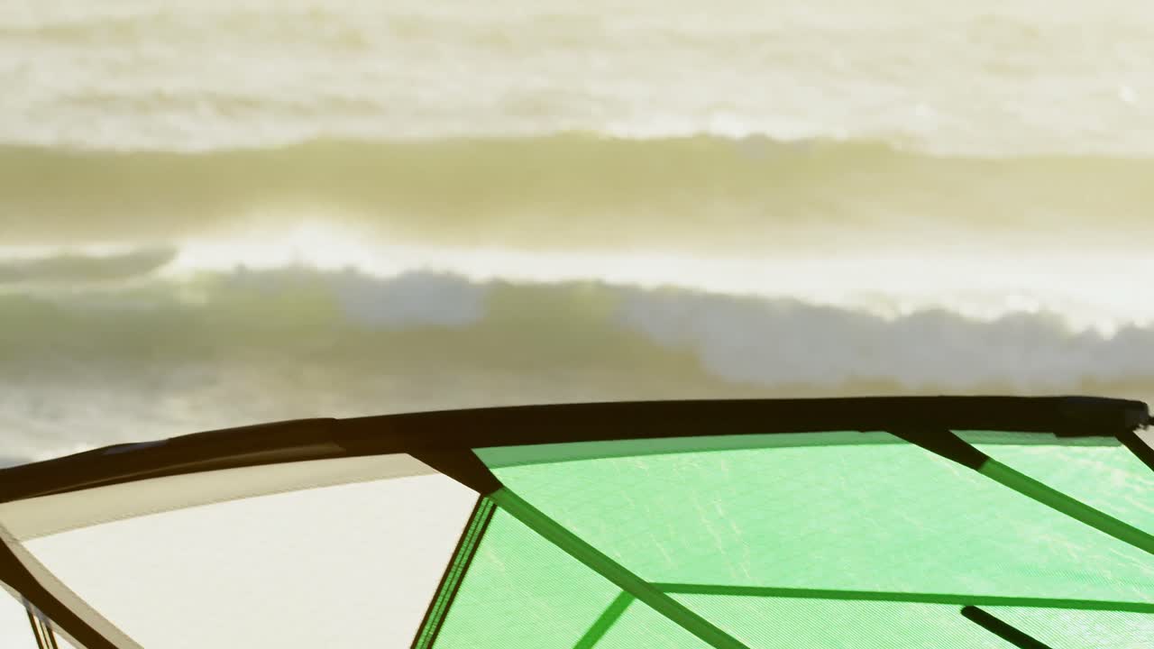 surfista masculino con windsurfista en la playa 4k