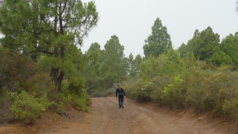 Una-Mujer-Caminando-Por-Un-Camino-Vacío-Hacia-El-Valle-De-Guimar,-Tenerife,-Islas-Canarias