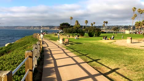 People-enjoy-the-California-coast-in-La-Jolla,-CA