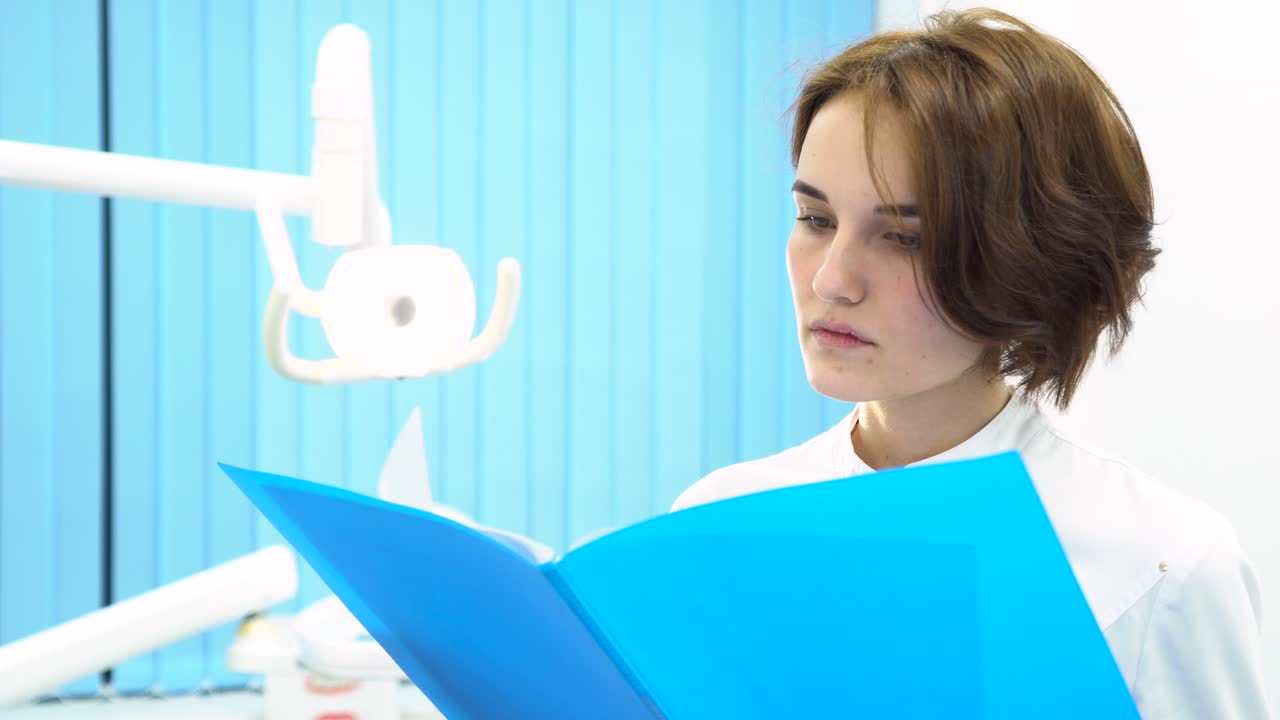 Dentista che legge cartelle cliniche