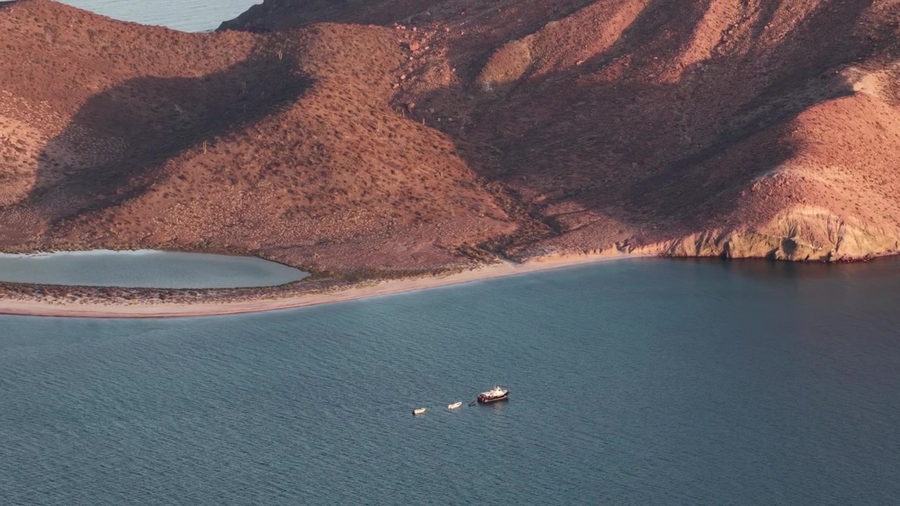 Veduta aerea serale su un arcipelago di isole nel blu del Mare di Cortez vicino a La Paz Bassa California, Isla San Francisco vicino a La Paz Messico