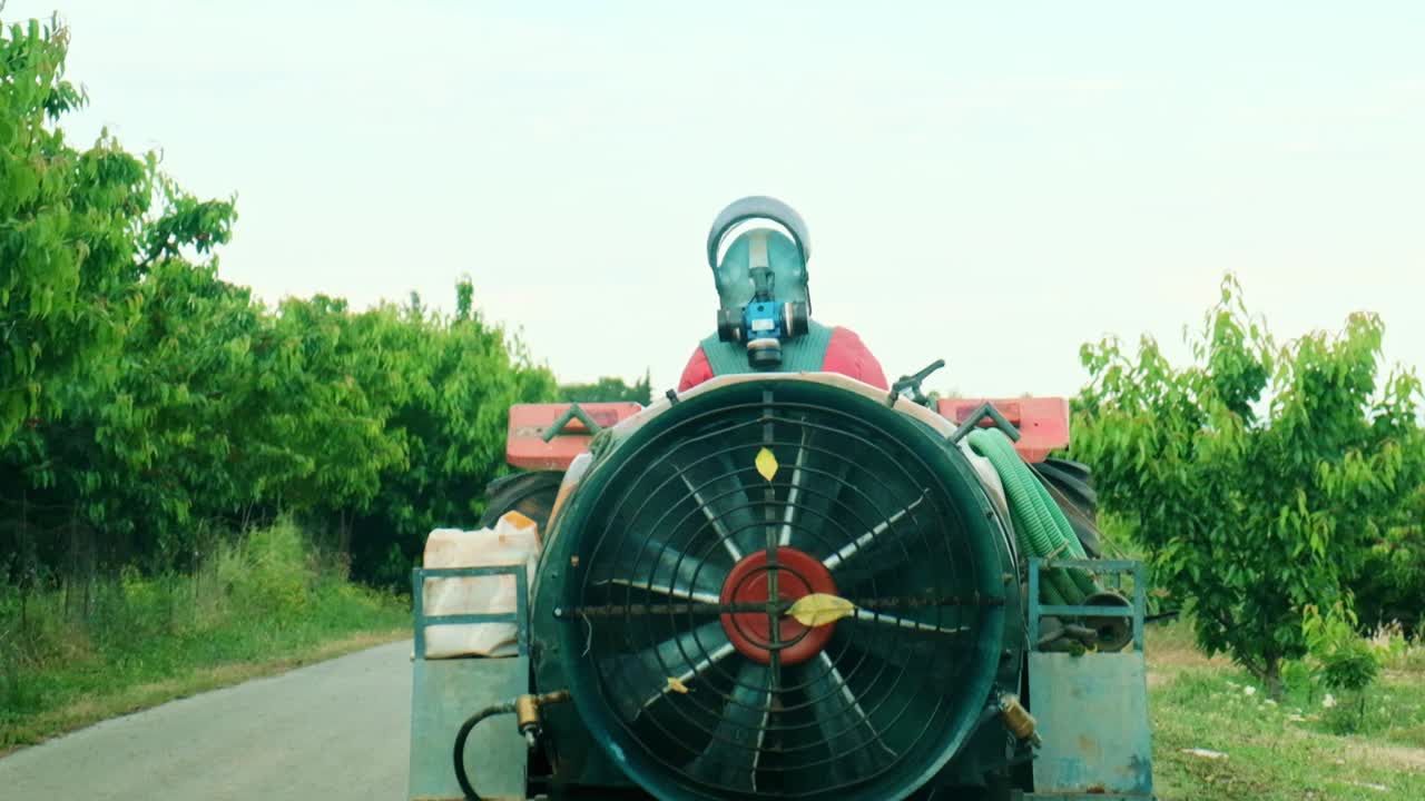 화학약품 살포가 장착된 트랙터의 핸드헬드 보기