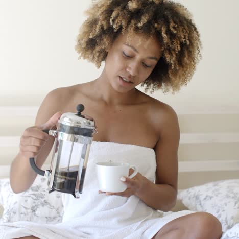 Mujer-Atractiva-Con-Una-Taza-De-Café-En-La-Cama