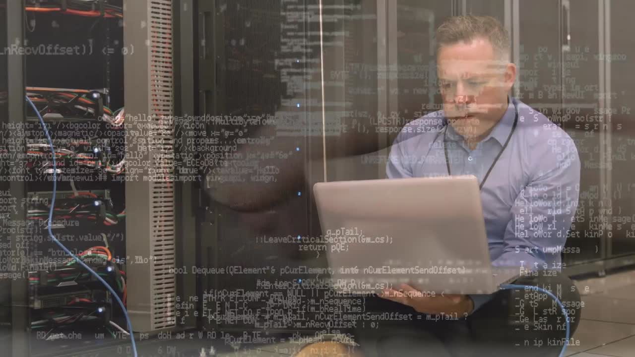 animación del procesamiento de datos sobre técnico informático masculino caucásico y servidores informáticos