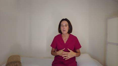 mujer grabando un video en un teléfono inteligente para las redes sociales