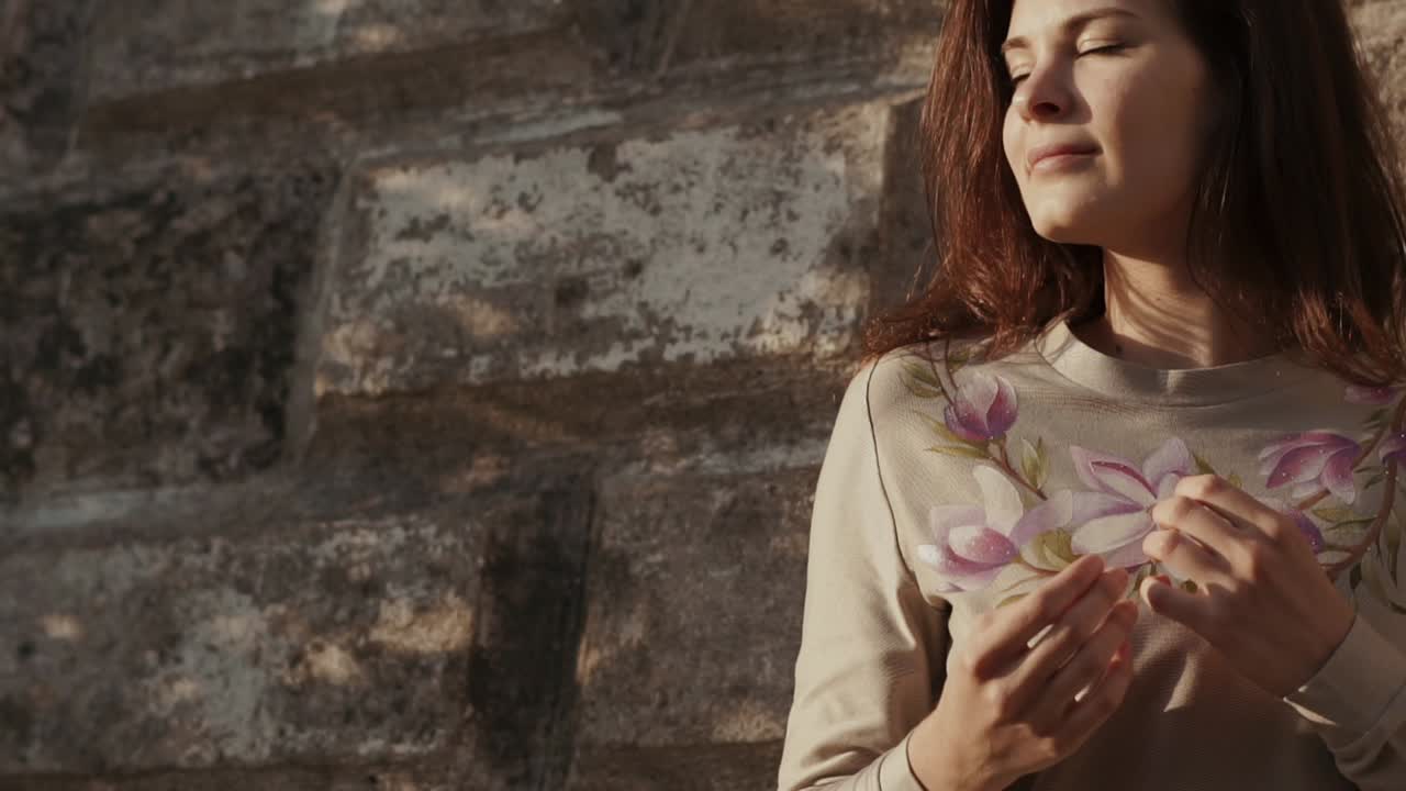 mujer en un vestido de impresión floral al aire libre