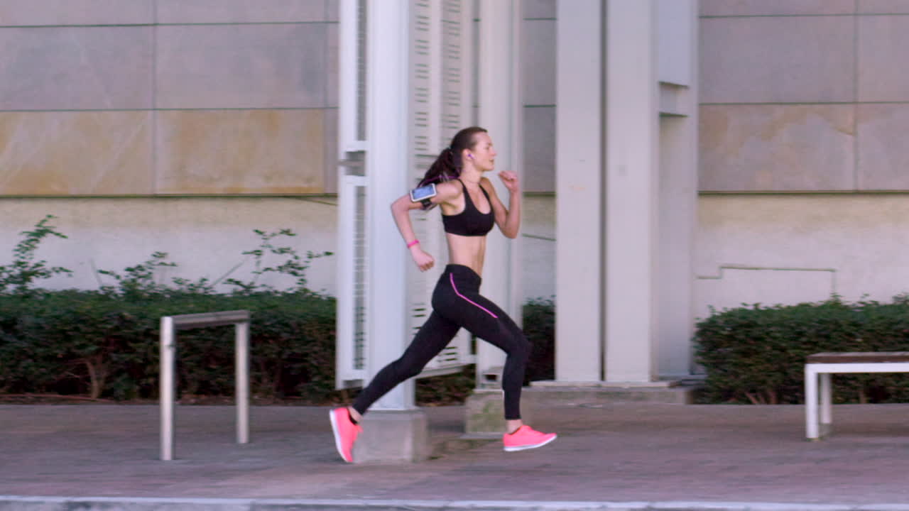 haciendo su camino a través de la ciudad