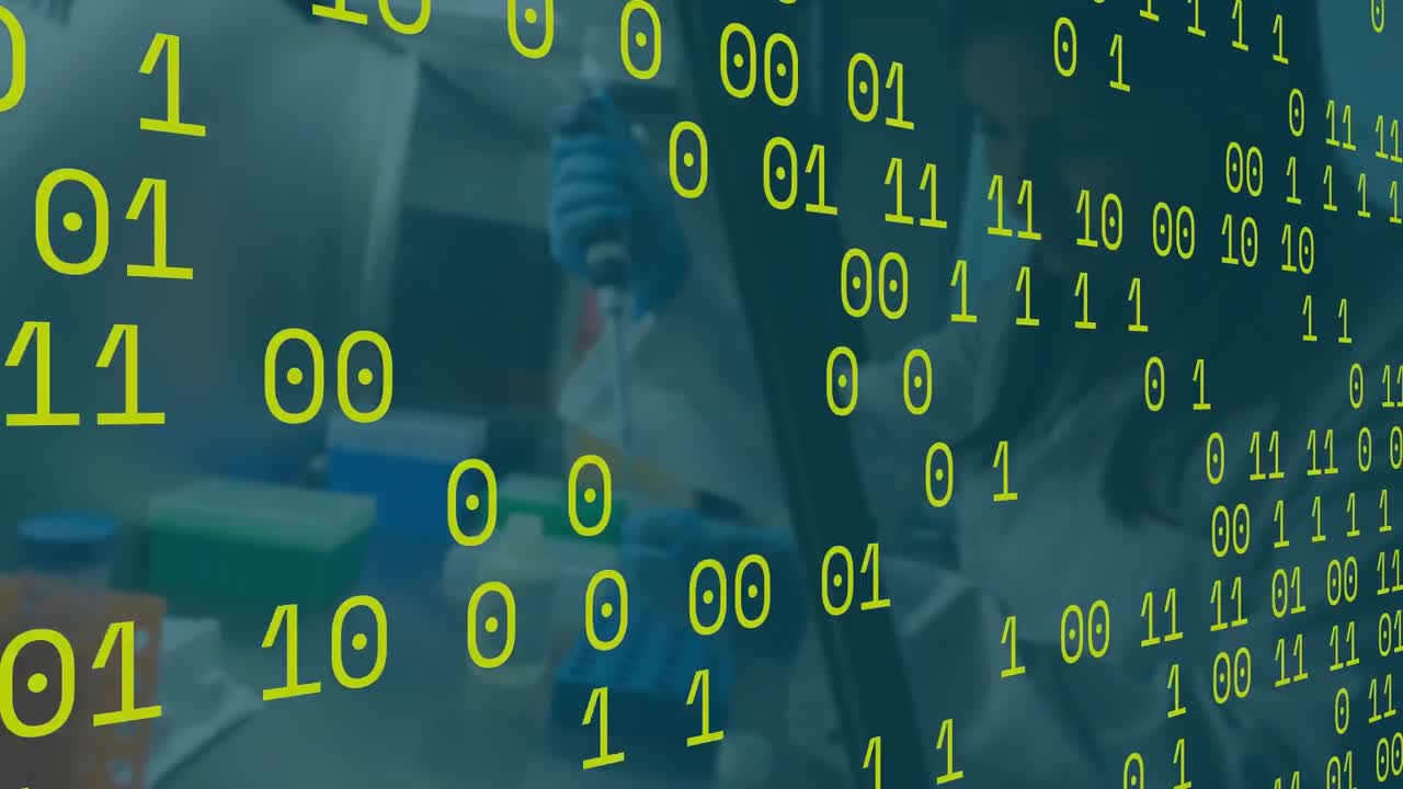 animación de codificación binaria sobre científica caucásica que trabaja en el laboratorio