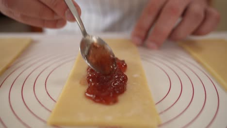 Un-Chef-Pone-Relleno-De-Mermelada-De-Fresa-En-Un-Pastel-Hecho-A-Mano,-Tartas-Pop-Gourmet