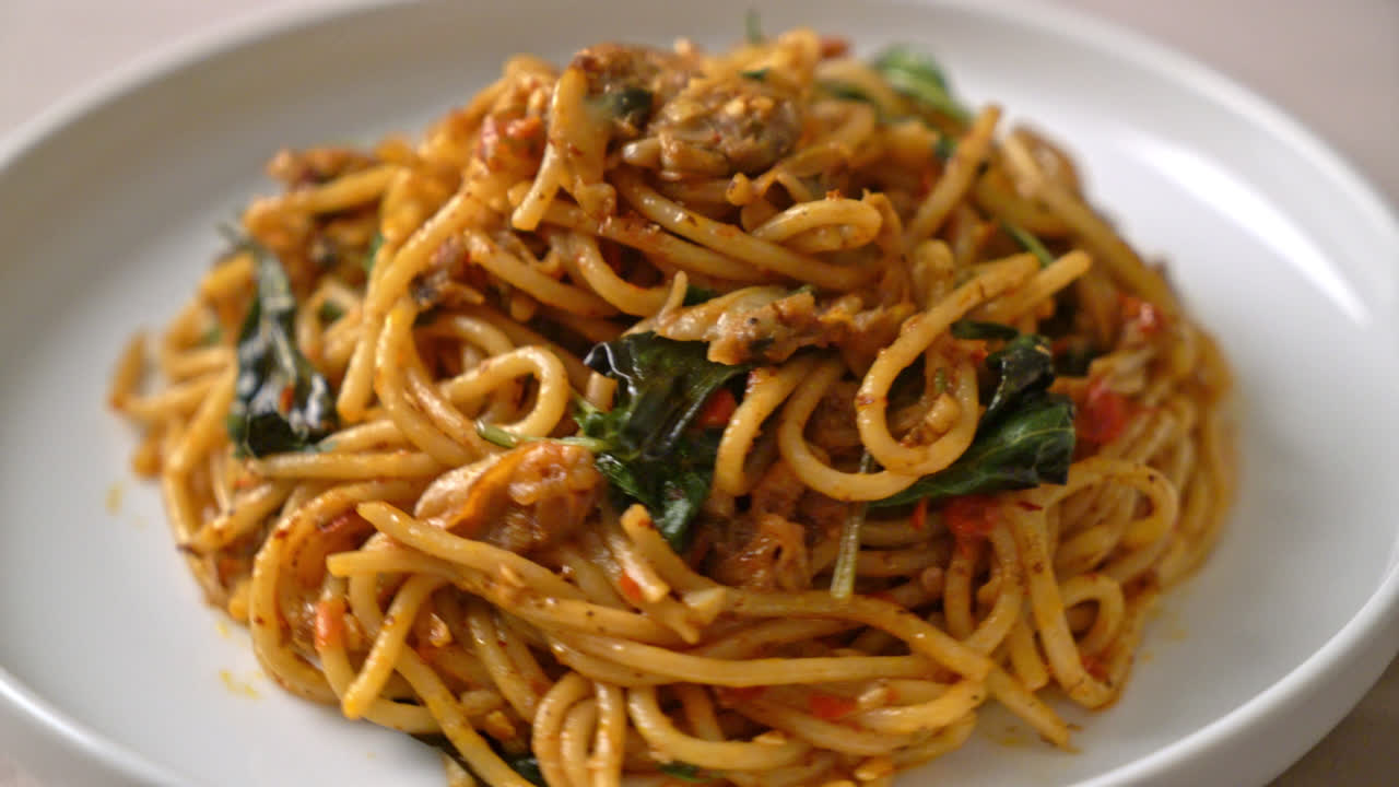 조개와 칠리 페이스트를 곁들인 볶음 스파게티 - 퓨전 음식 스타일