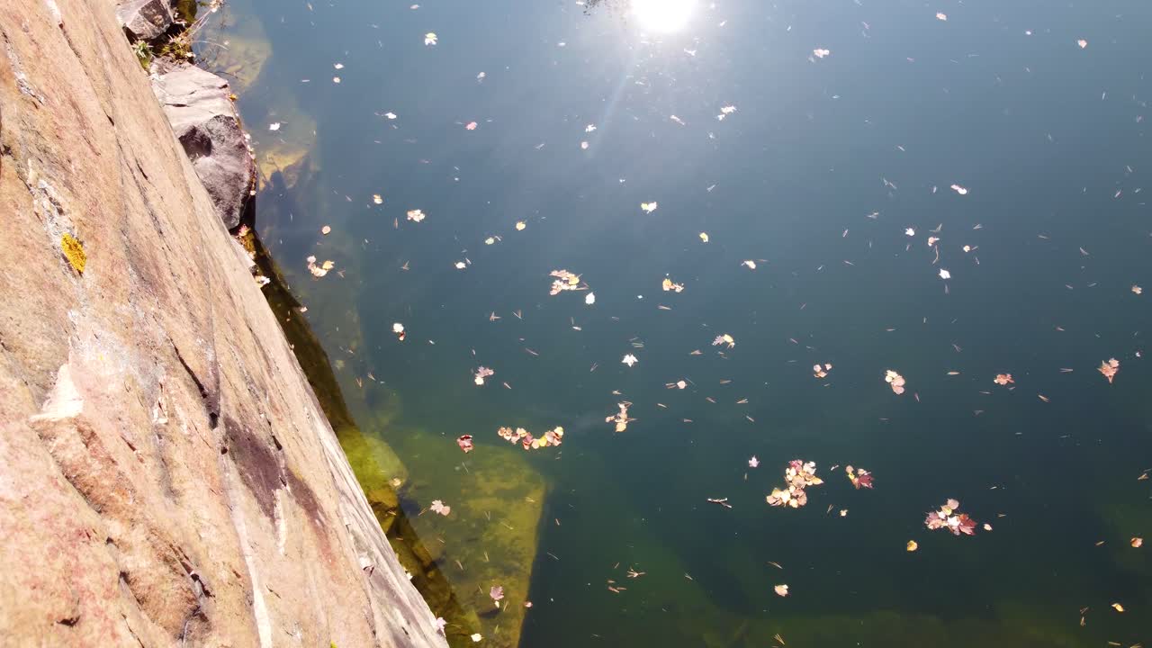 캐나다 온타리오의 가을 잎사귀와 함께 비버 연못에 있는 캐나다 방패 그라나이트 돌출구